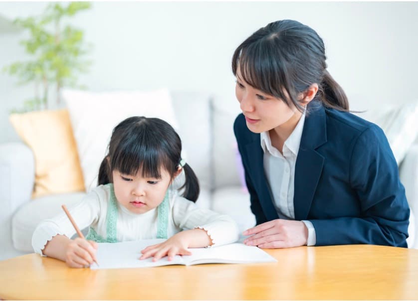 社員と子どもが笑顔で過ごす様子