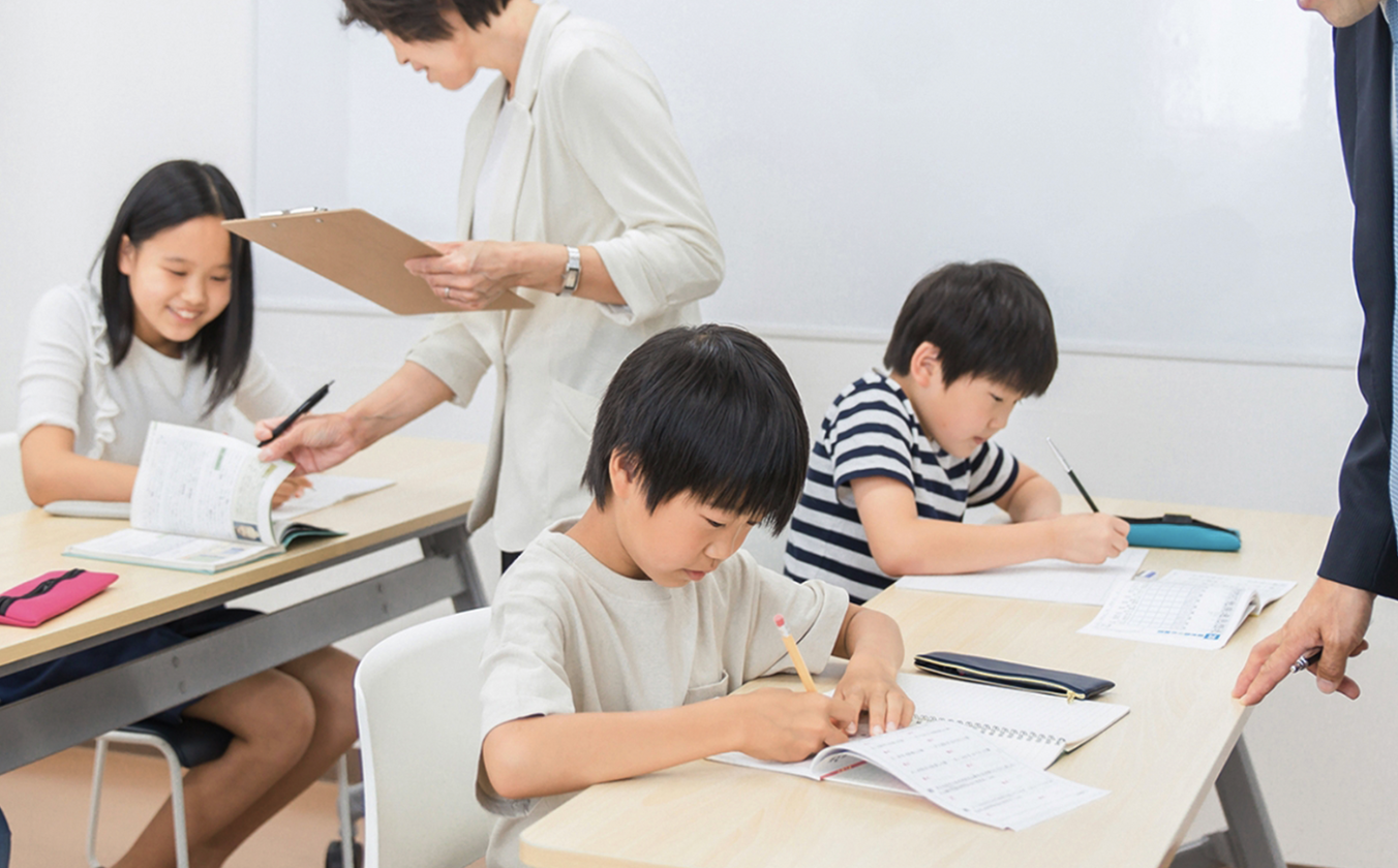 子どもの学習を支援する様子